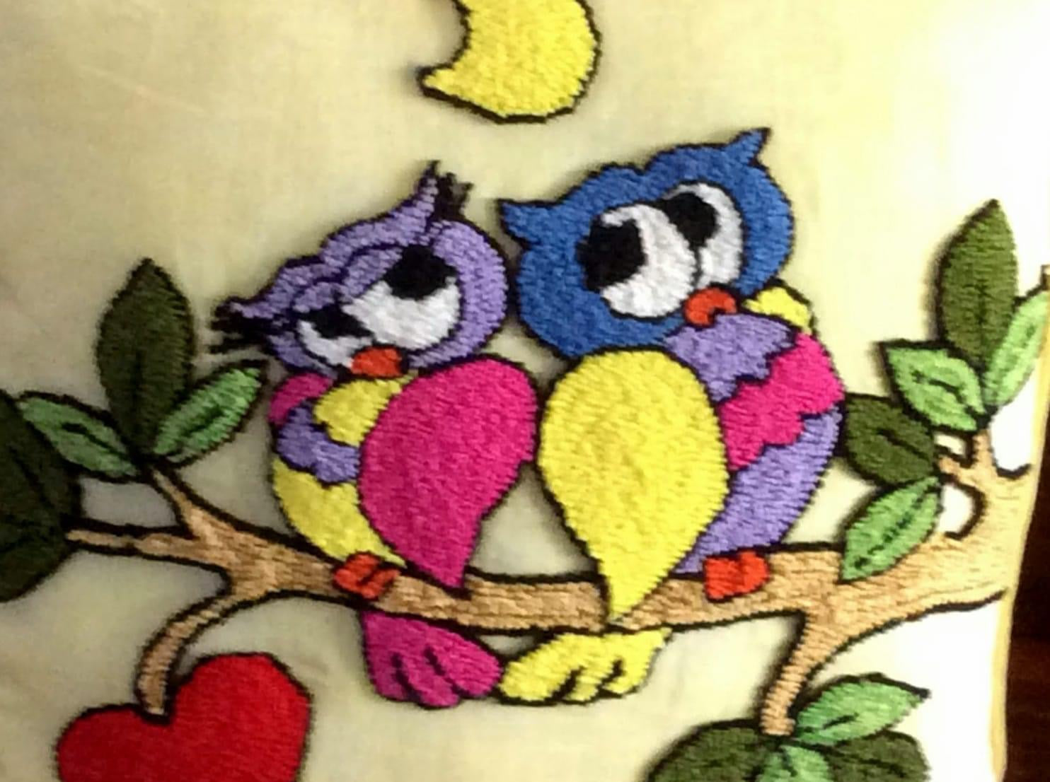 Cuscino decorativo con gufi ricamati a mano –cuscino artigianale colorato Tizyart
Solo su ordinazione