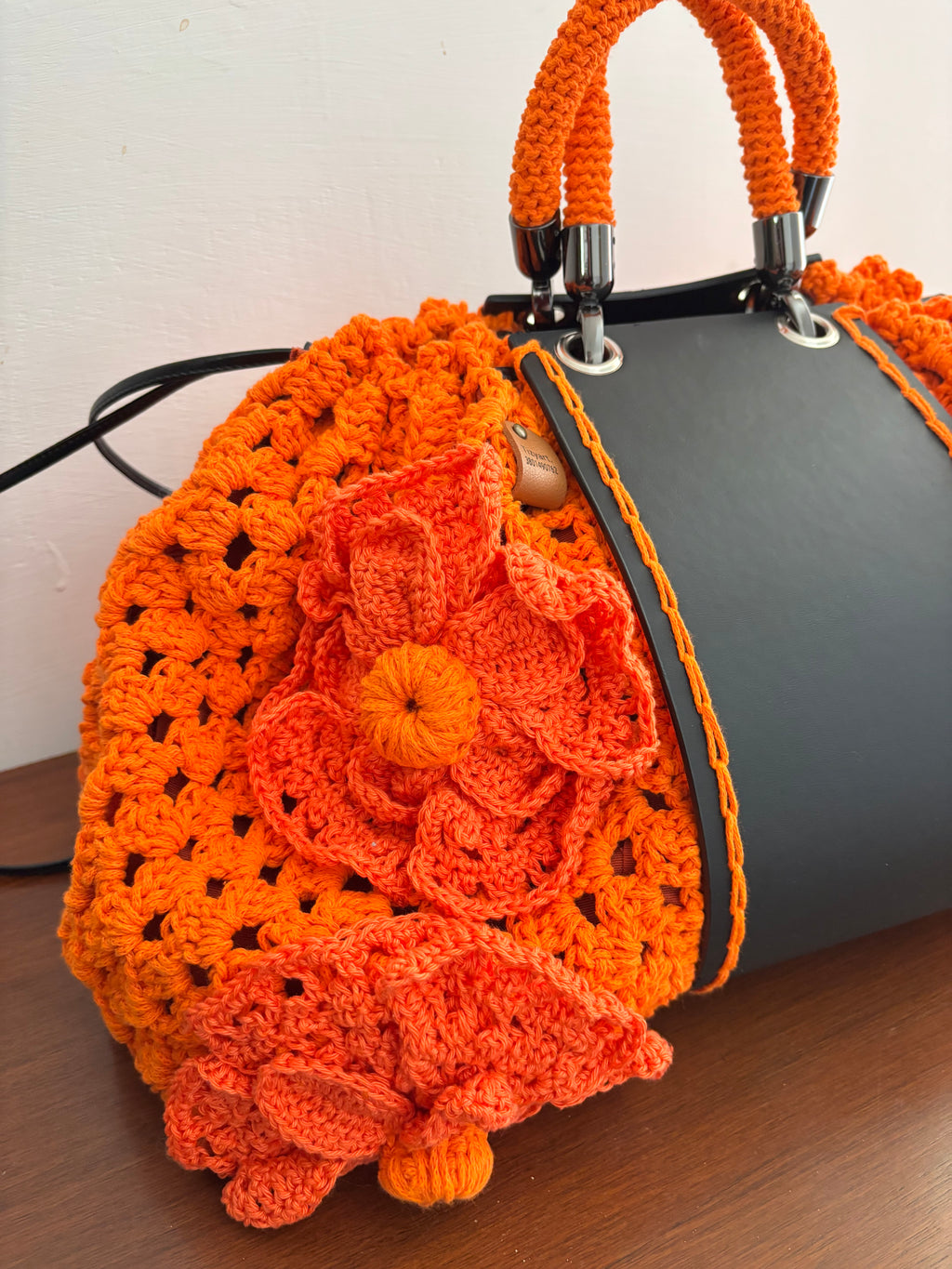 ⸻

Borsa crochet con fiori 3D Collezione Tizyart Handmade