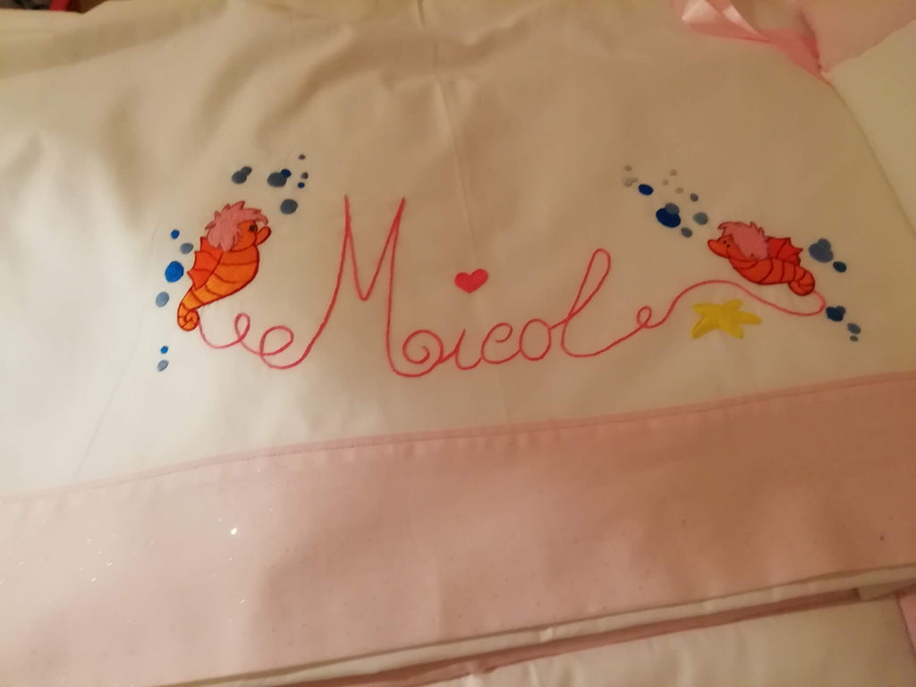 ✨ Completo culla “La Sirenetta” – Ricamato a mano da Tizyart ✨