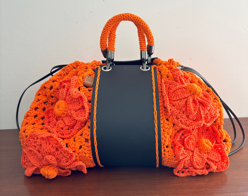 ⸻

Borsa crochet con fiori 3D Collezione Tizyart Handmade