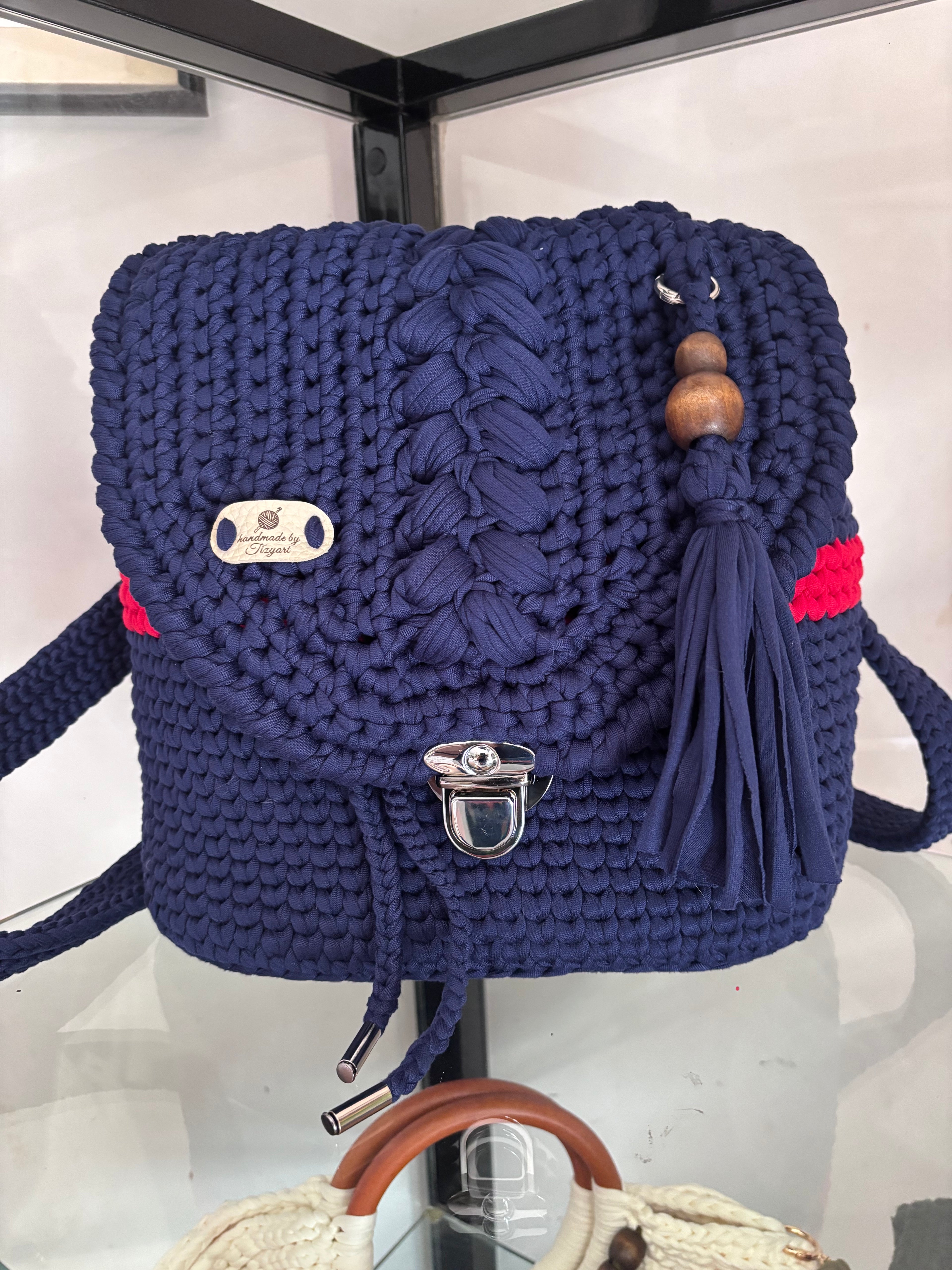 Zaino nero in fettuccia → Zaino Nero Artigianale in Fettuccia con Chiusura a Patta – Tizyart