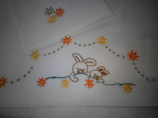 Coniglietti tra i fiori  —      dolcissimo set  ricamato a mano in lino o mussola di  cotone