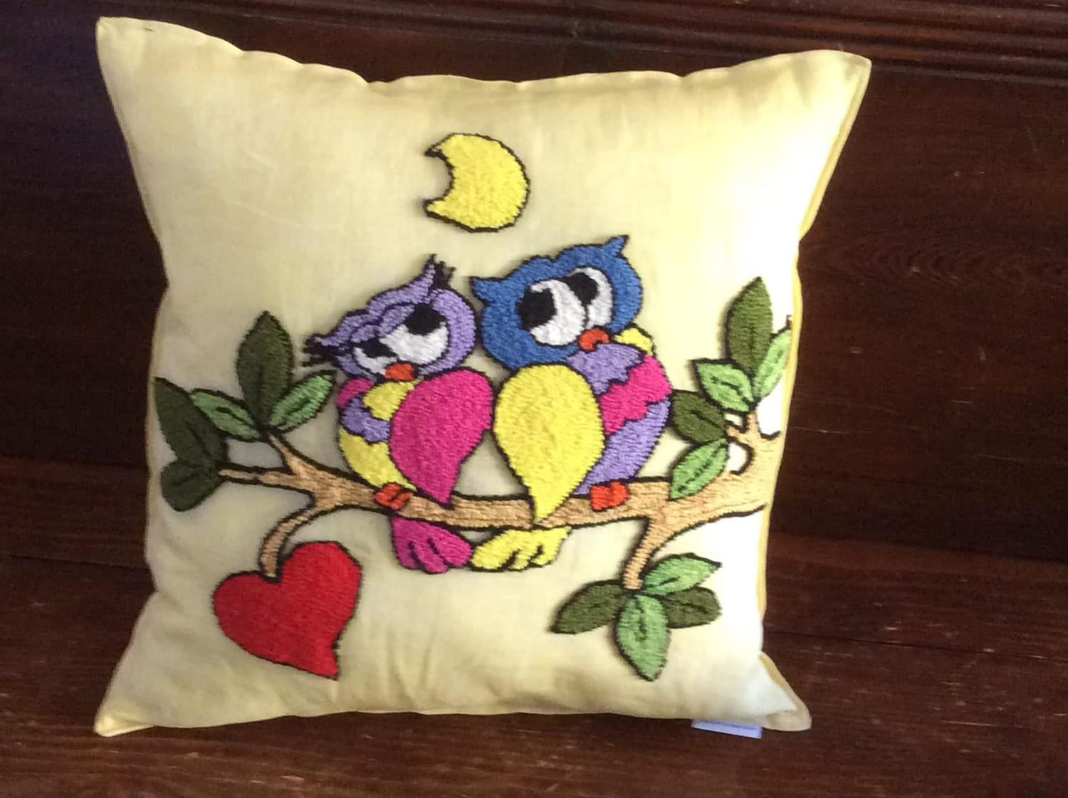 Cuscino decorativo con gufi ricamati a mano –cuscino artigianale colorato Tizyart
Solo su ordinazione