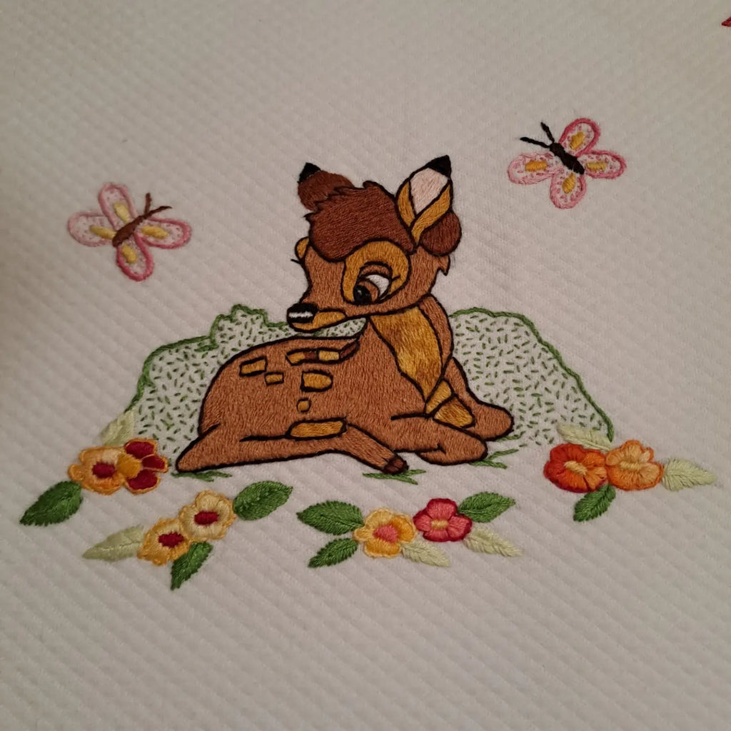 Coordinato carrozzina ricamato “Cuccioli nel bosco” – Tizyart