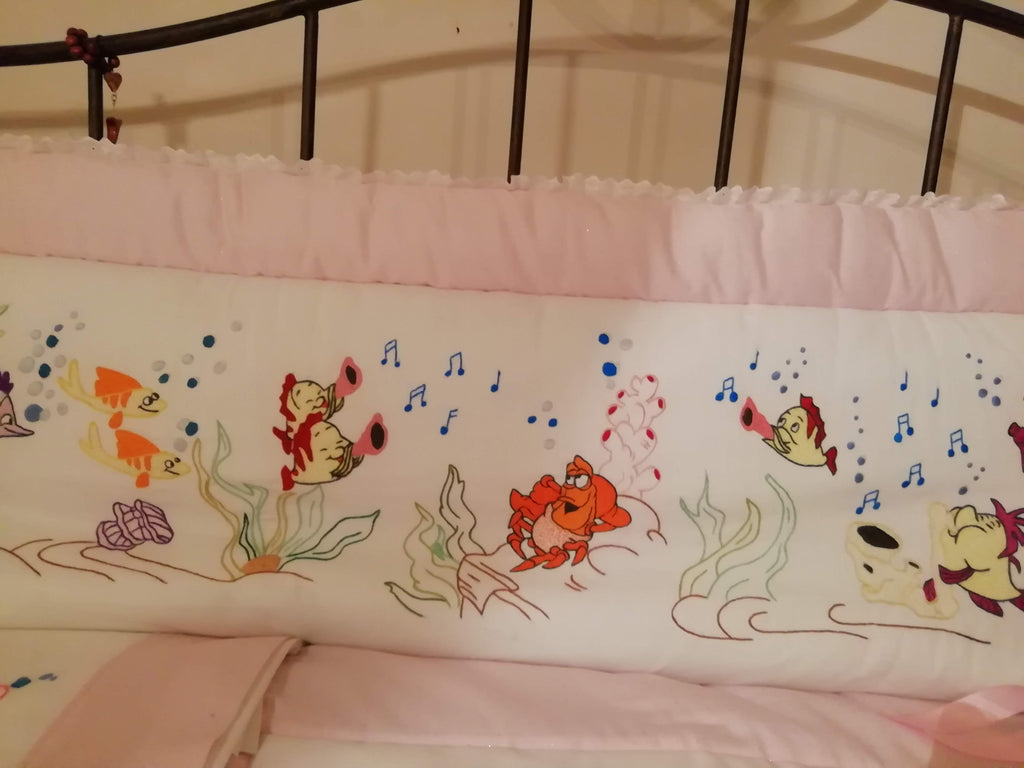 ✨ Completo culla “La Sirenetta” – Ricamato a mano da Tizyart ✨