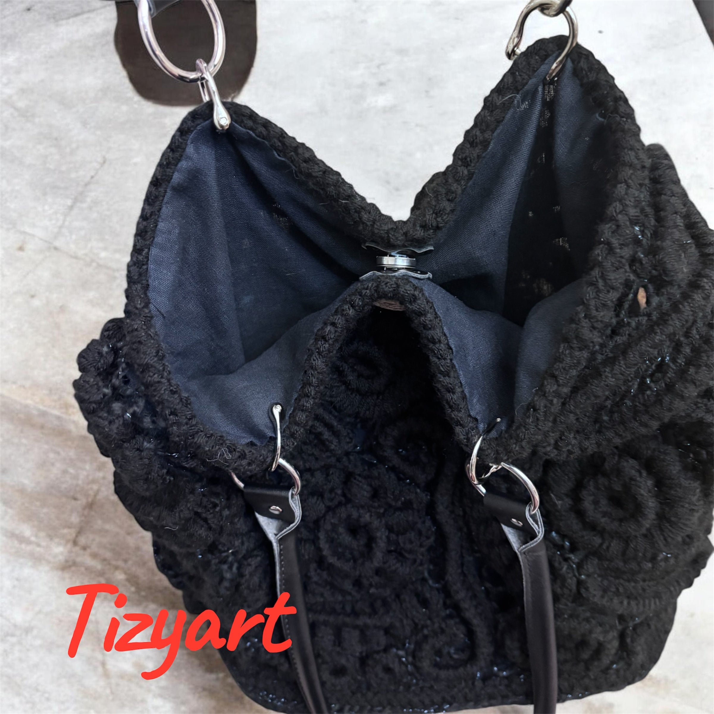 Borsa nera in lana con manici lunghi in similpelle