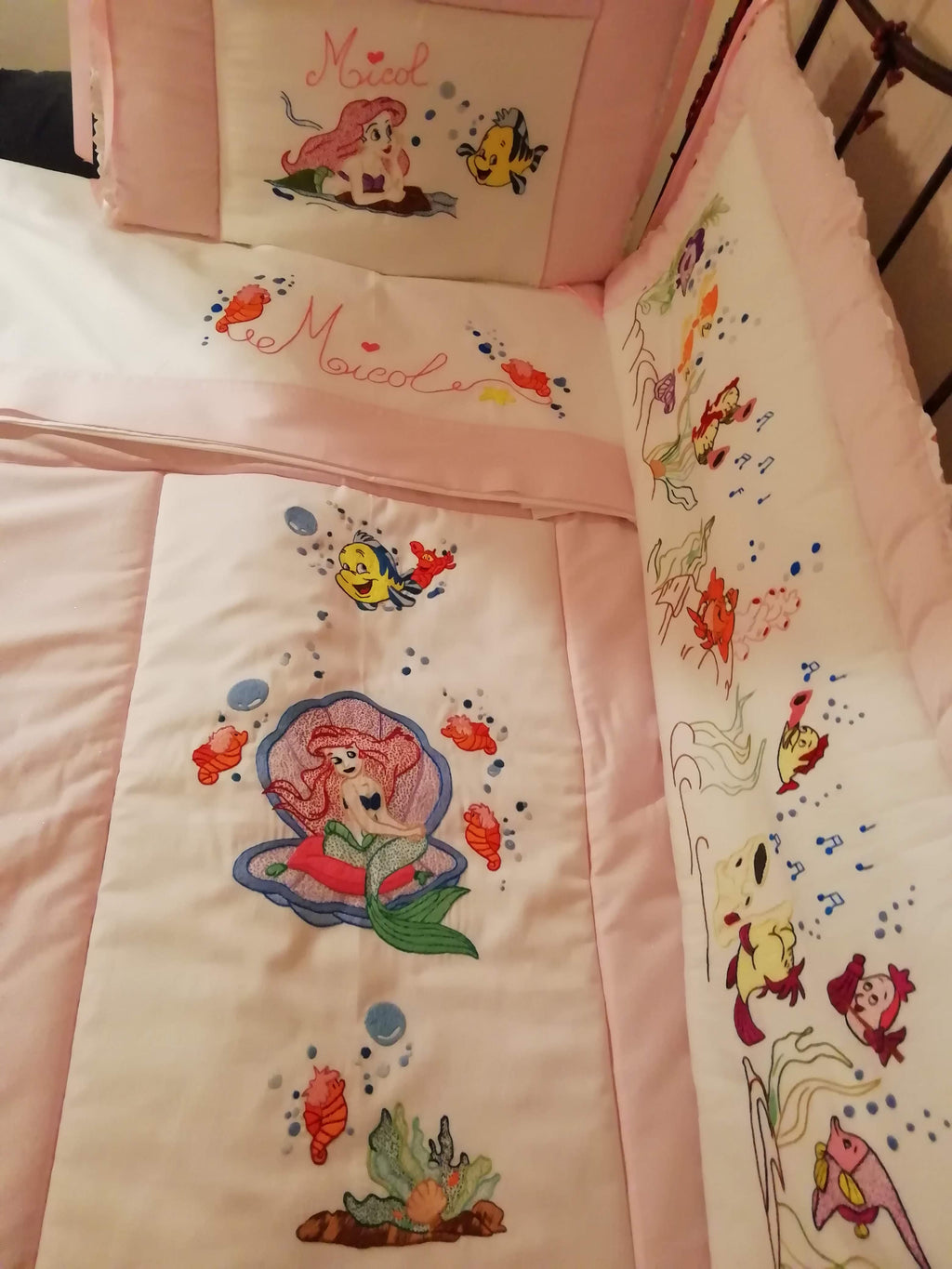 ✨ Completo culla “La Sirenetta” – Ricamato a mano da Tizyart ✨