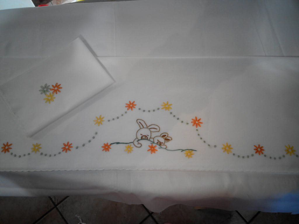 Coniglietti tra i fiori  —      dolcissimo set  ricamato a mano in lino o mussola di  cotone