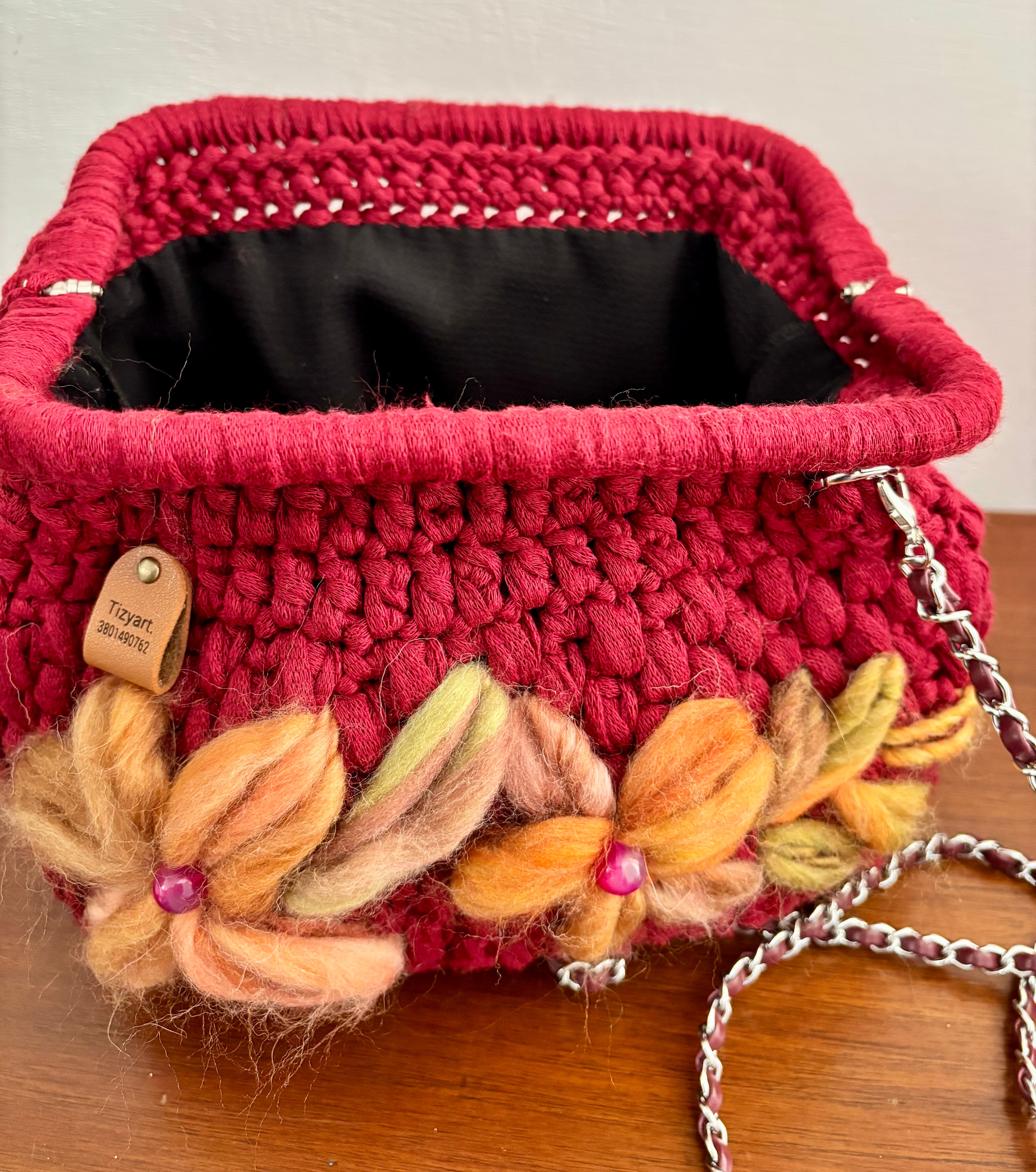 Borsa all'uncinetto bordeaux con fiori decorativi