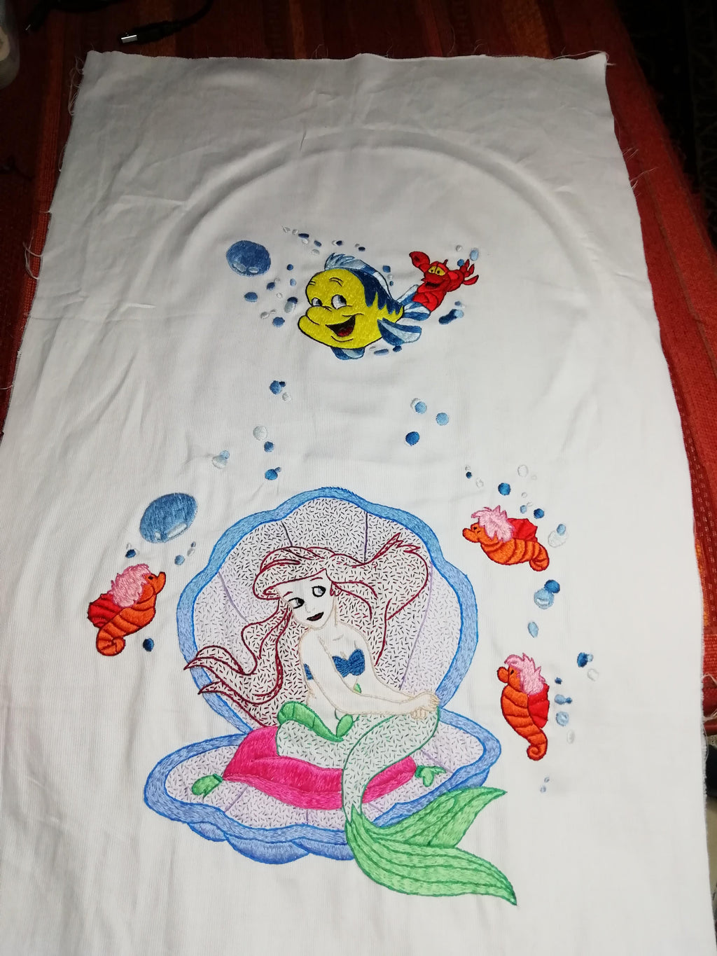✨ Completo culla “La Sirenetta” – Ricamato a mano da Tizyart ✨