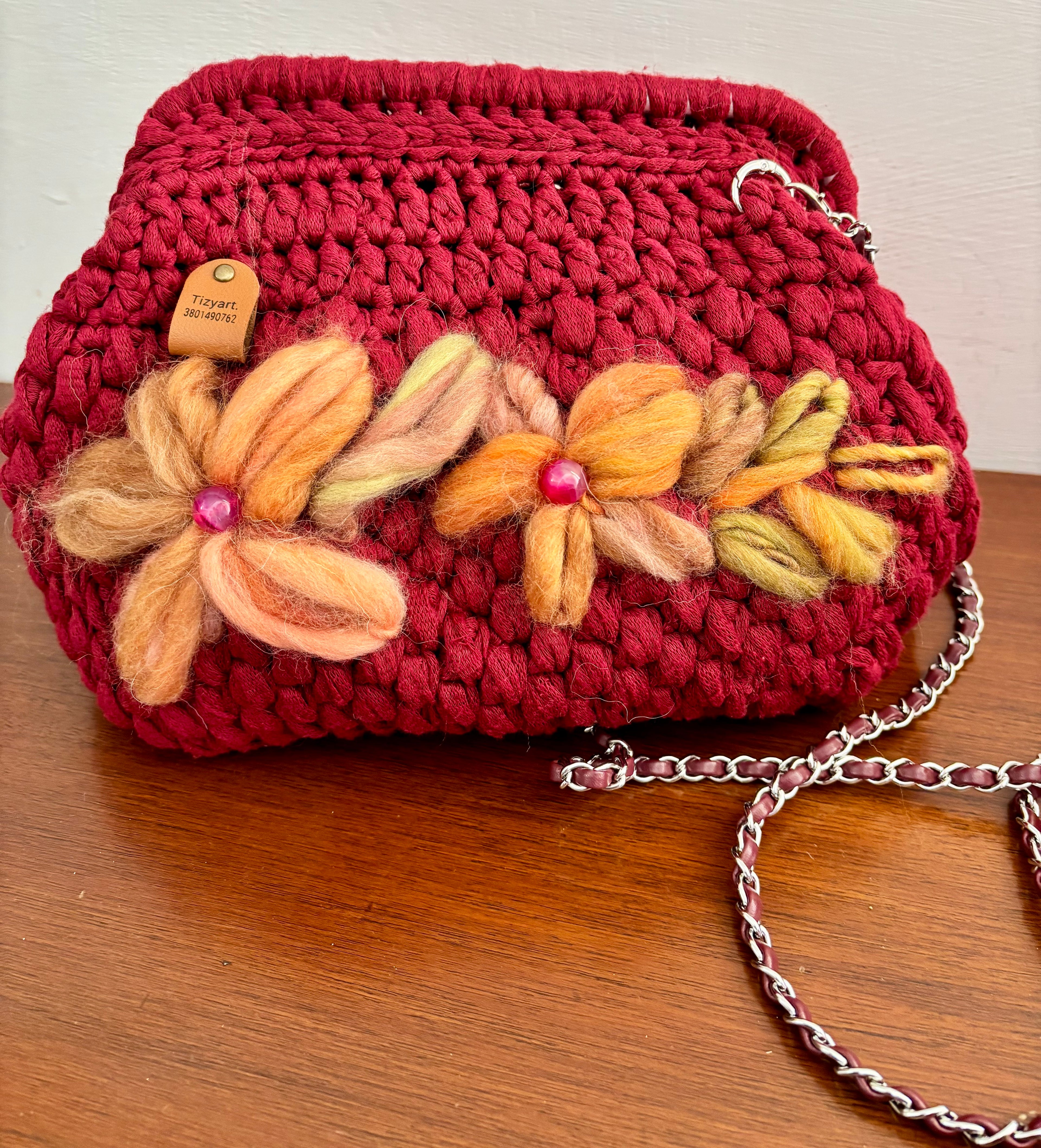 Borsa all'uncinetto bordeaux con fiori decorativi