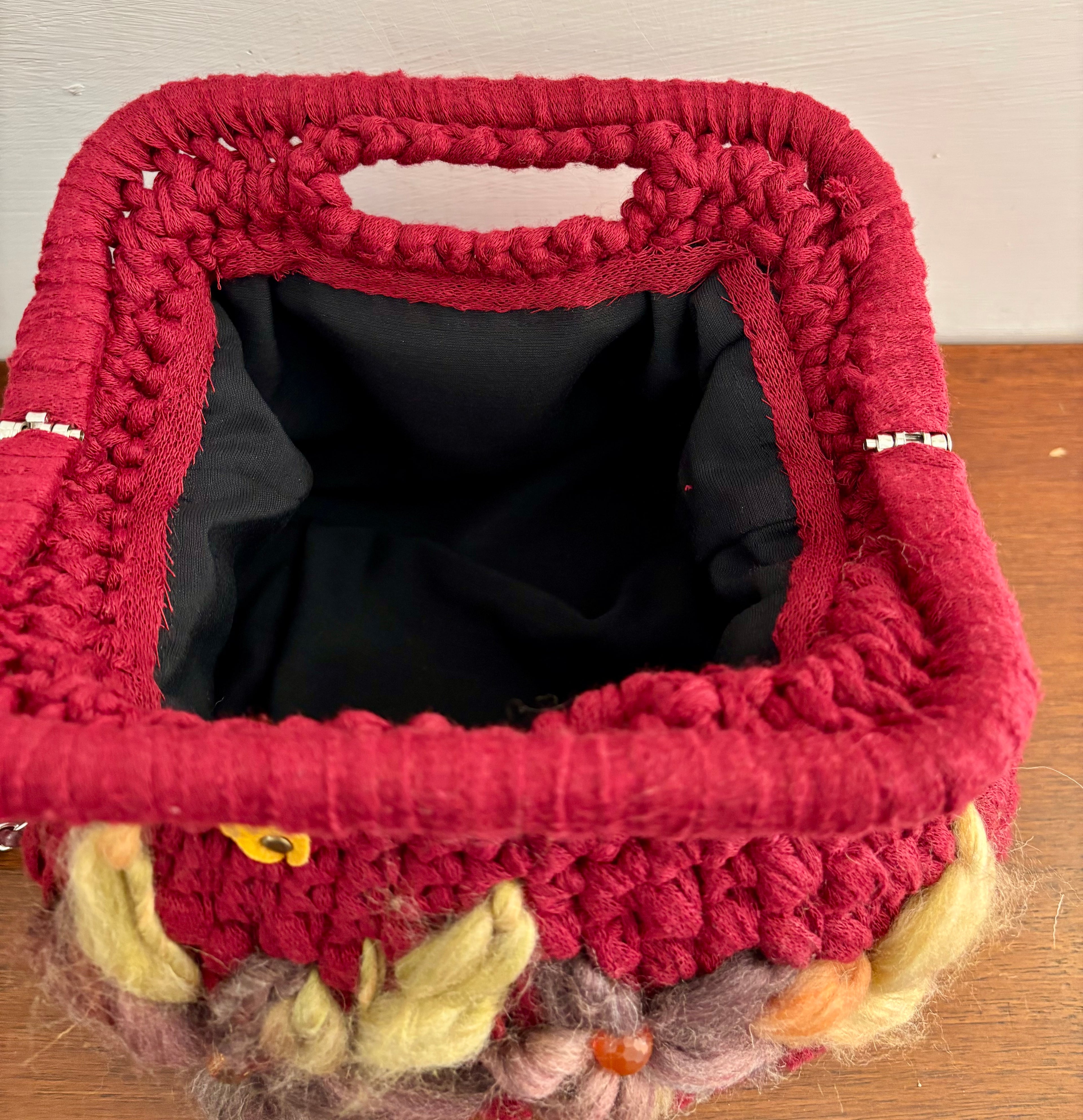Borsa all'uncinetto bordeaux con fiori decorativi