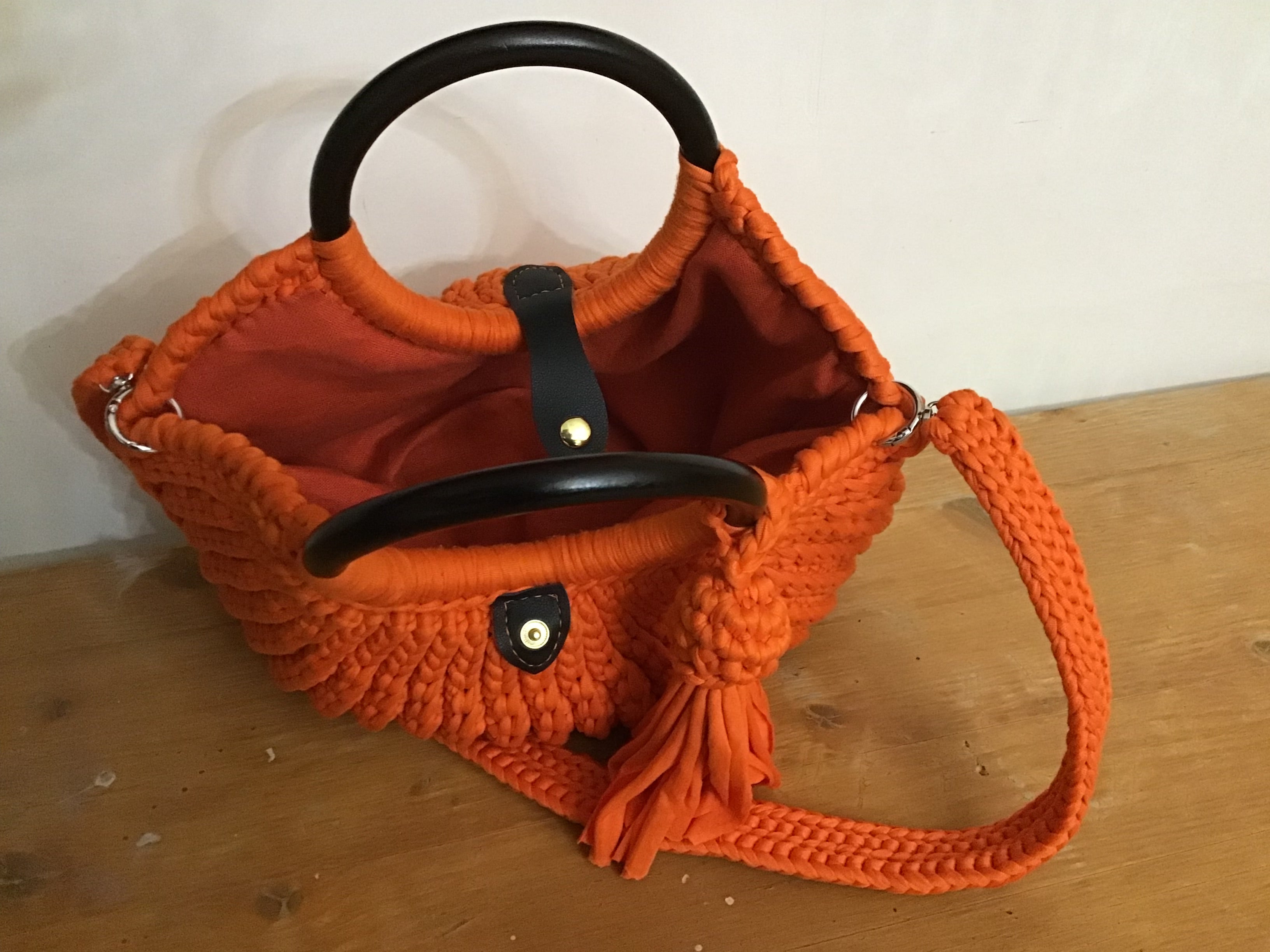 Borsa artigianale fatta a mano all’uncinetto – Tizyart