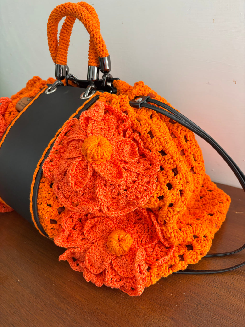 ⸻

Borsa crochet con fiori 3D Collezione Tizyart Handmade