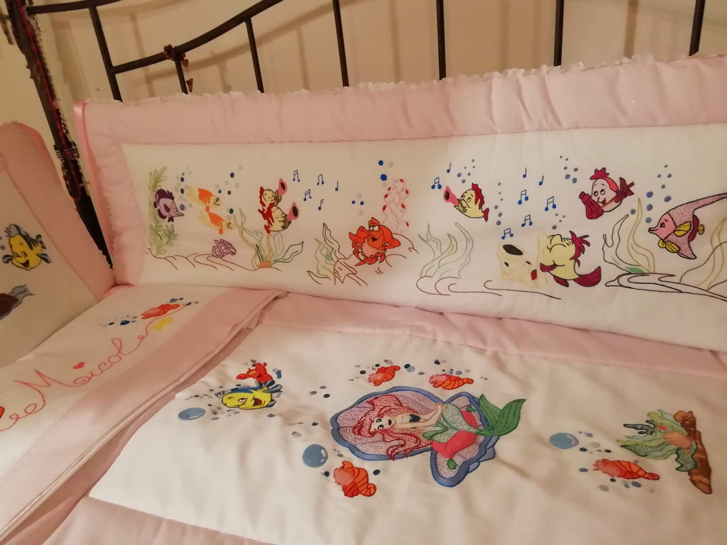 ✨ Completo culla “La Sirenetta” – Ricamato a mano da Tizyart ✨