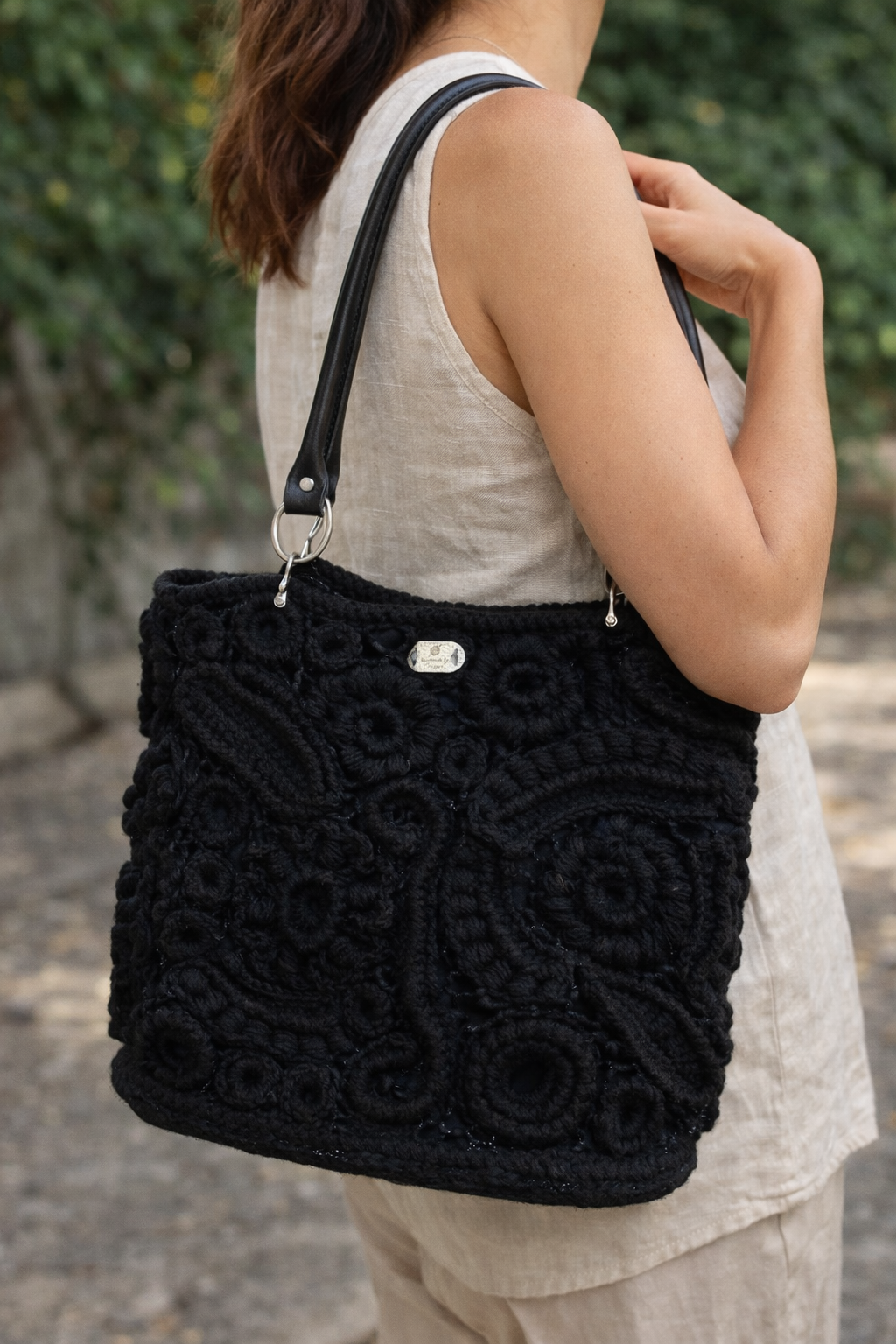 Borsa nera in lana con manici lunghi in similpelle