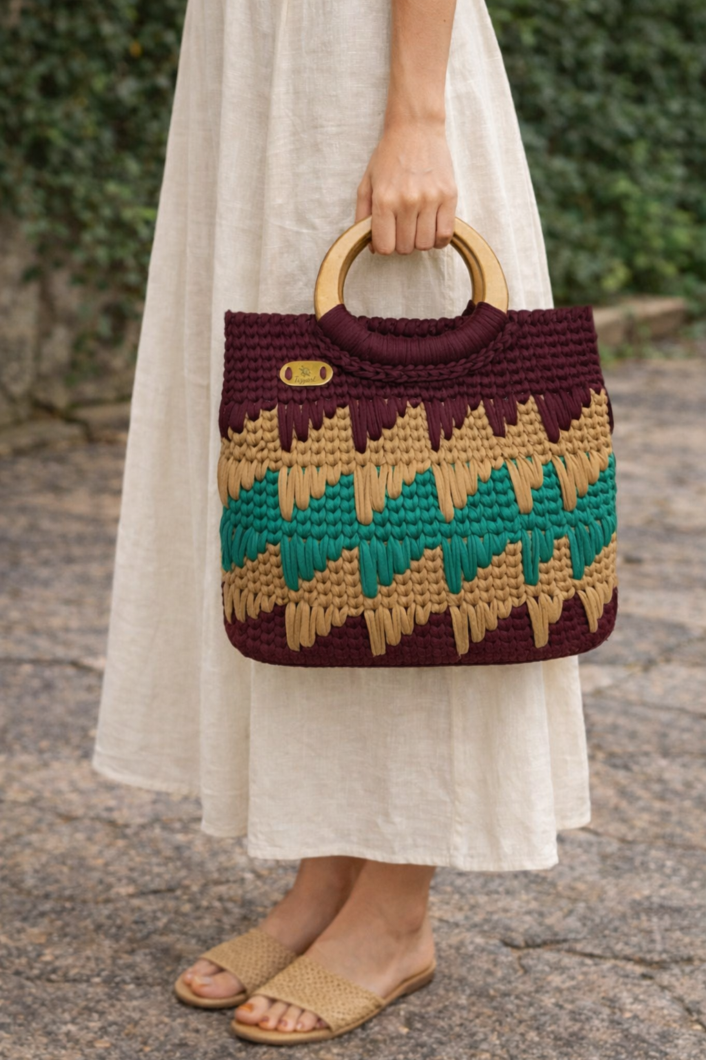 Borsa artigianale fatta a mano con manici in legno . Tizyart